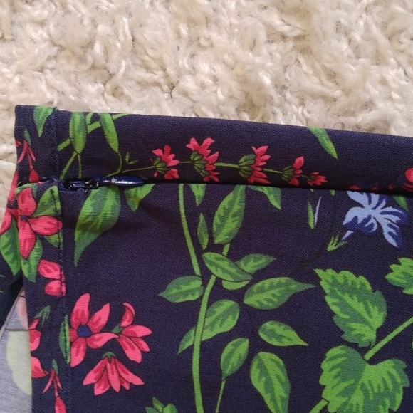 J. McLaughlin Size 4 Floral Pants. - Picture 12 of 12